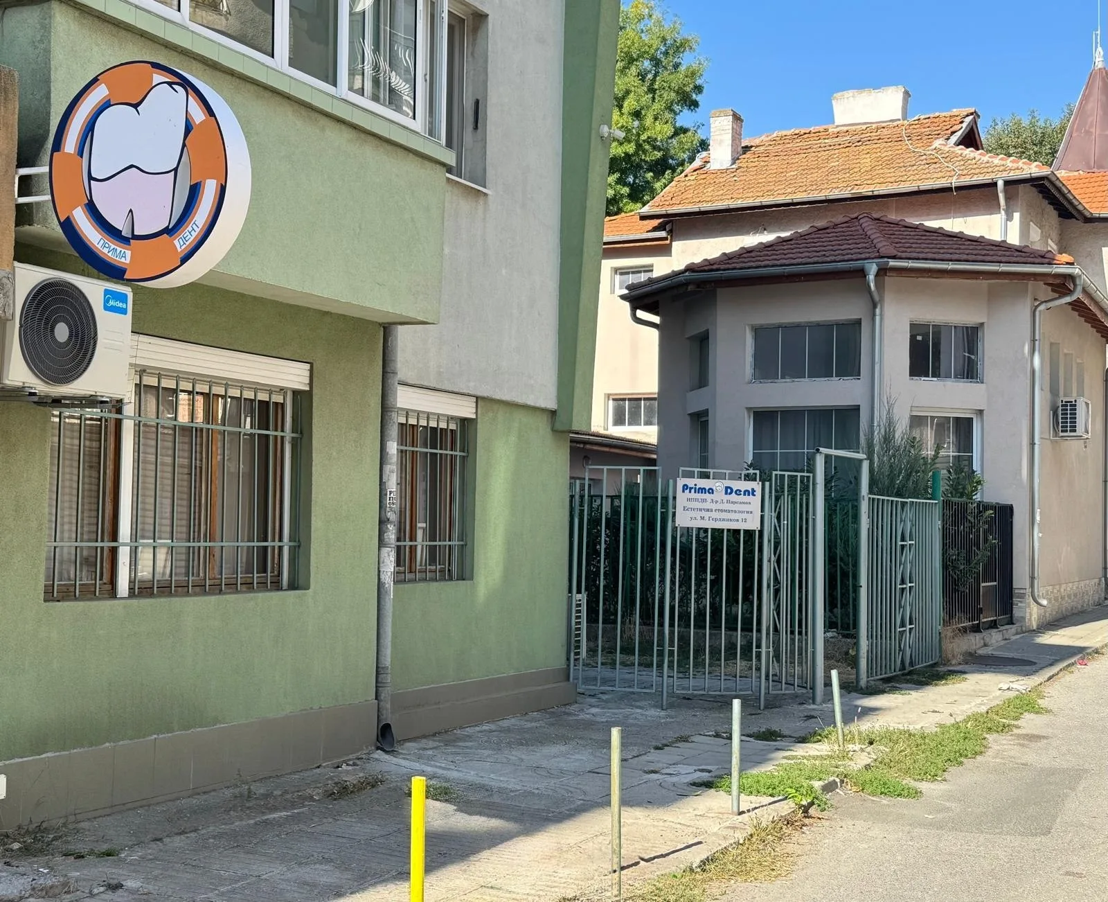 Вход в клинику